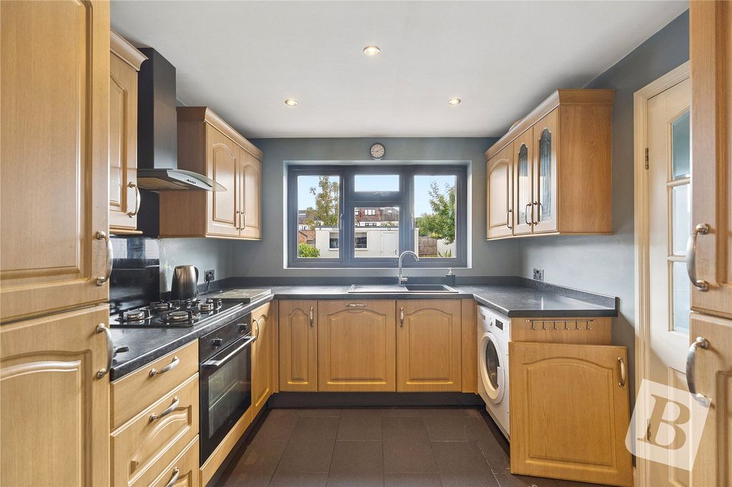 Property photo 3 of 18 Kitchen