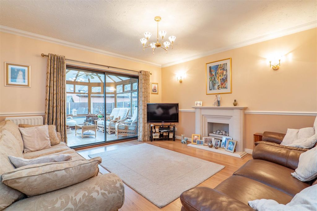 Property photo 2 of 30 Lounge