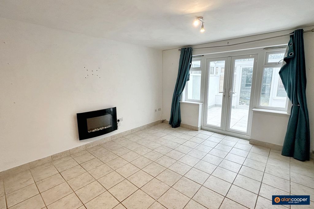Property photo 2 of 13 3933096