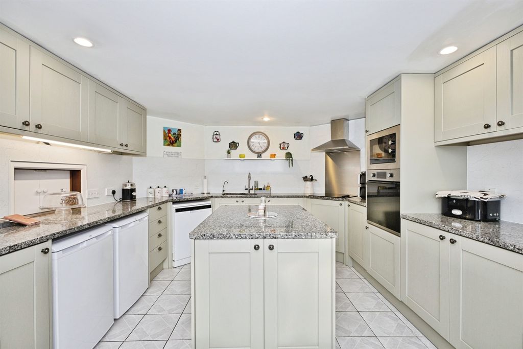 Property photo 3 of 24