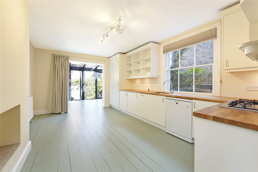 Property photo 2 of 11 Kitchen