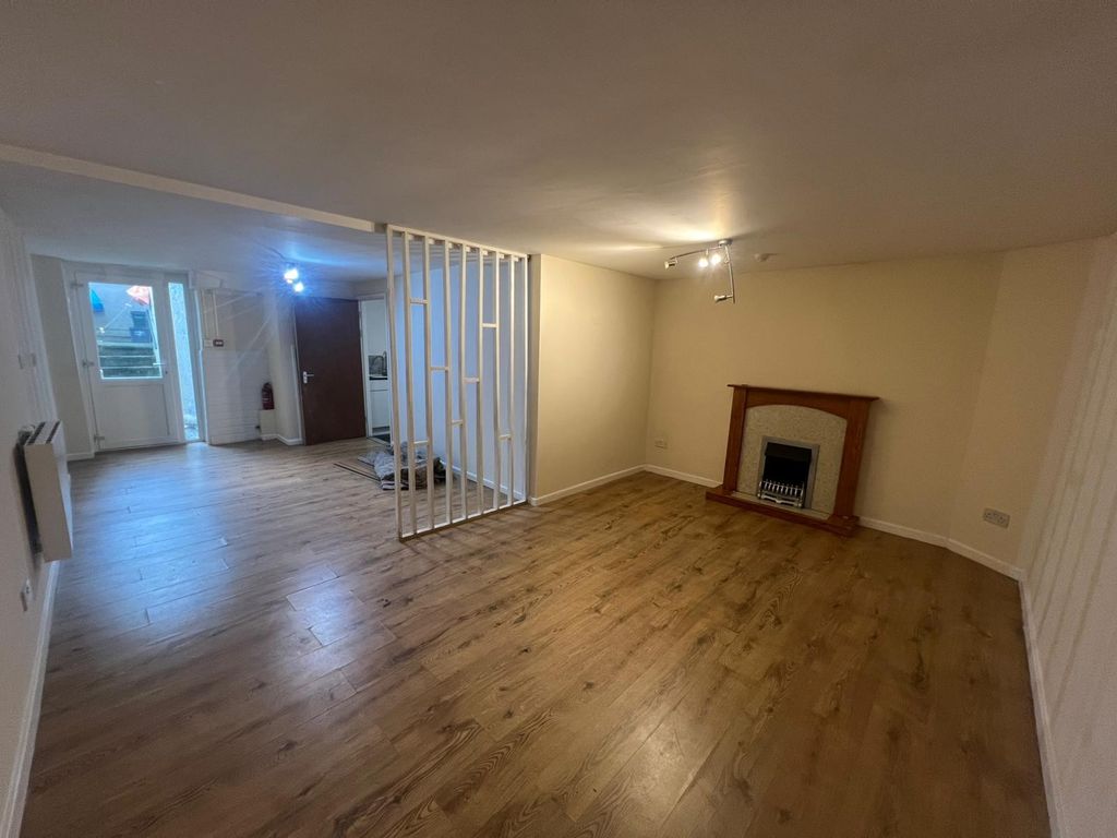 Property photo 2 of 8 Bedroom 1