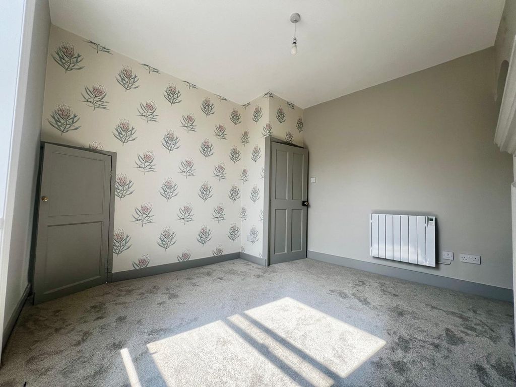 Property photo 3 of 6 Lounge