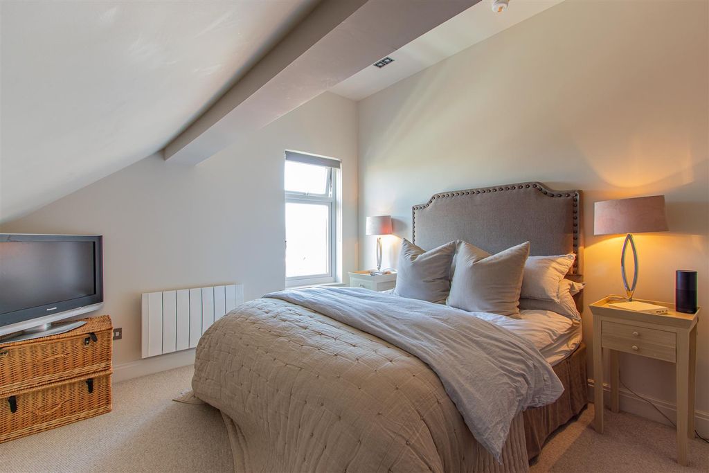 Property photo 3 of 16 Waterloo Court 2-11.Jpg
