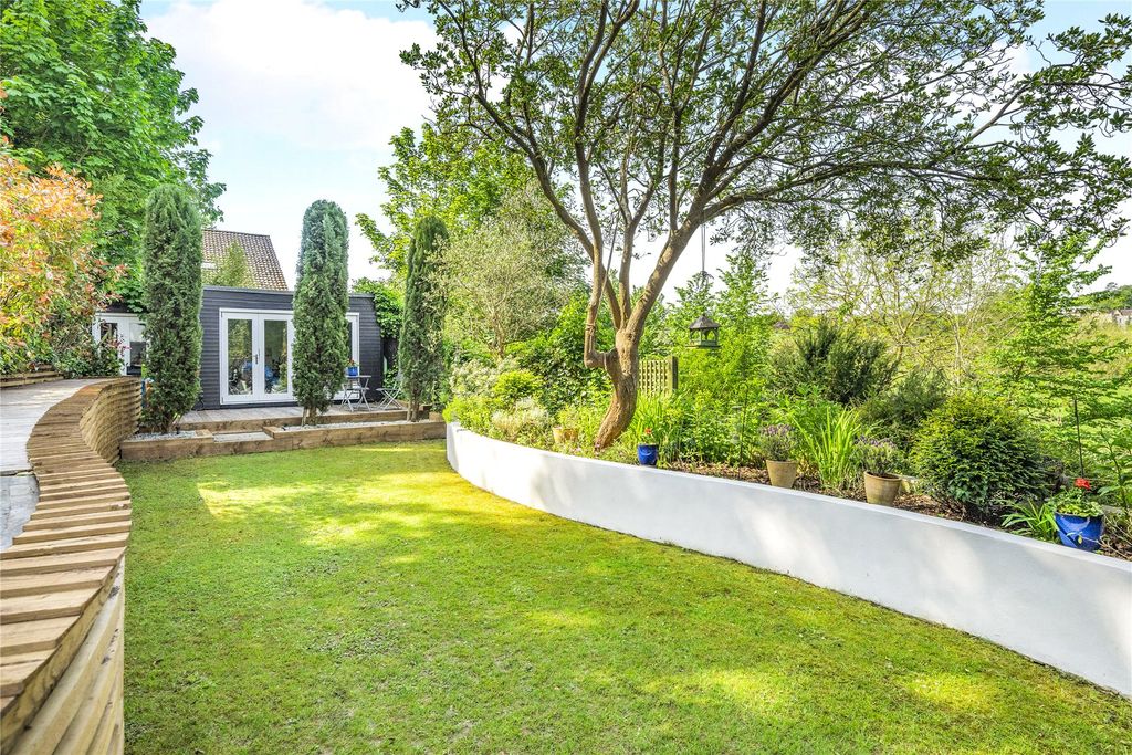 Property photo 3 of 43 Landscaped Garden