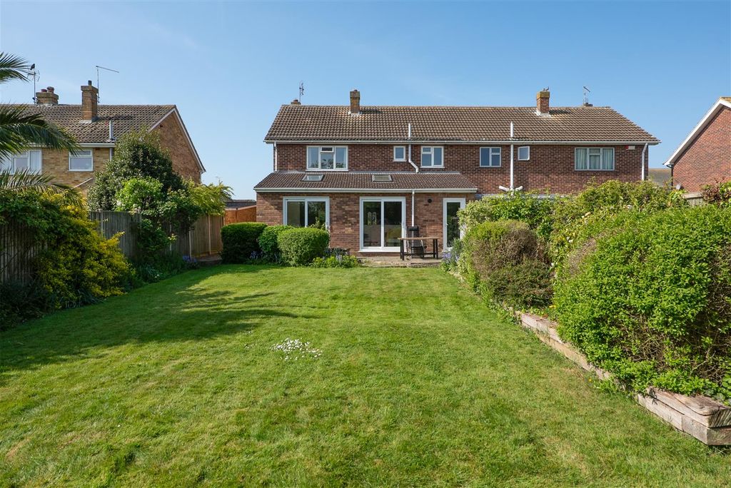 Property photo 2 of 17 Summerfield Avenue, Whitstable