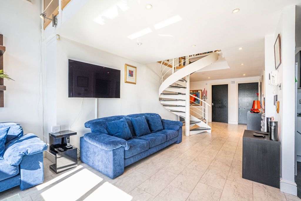 Additional image 8 of 3 bed penthouse for salePenthouse, Kings Court NG1