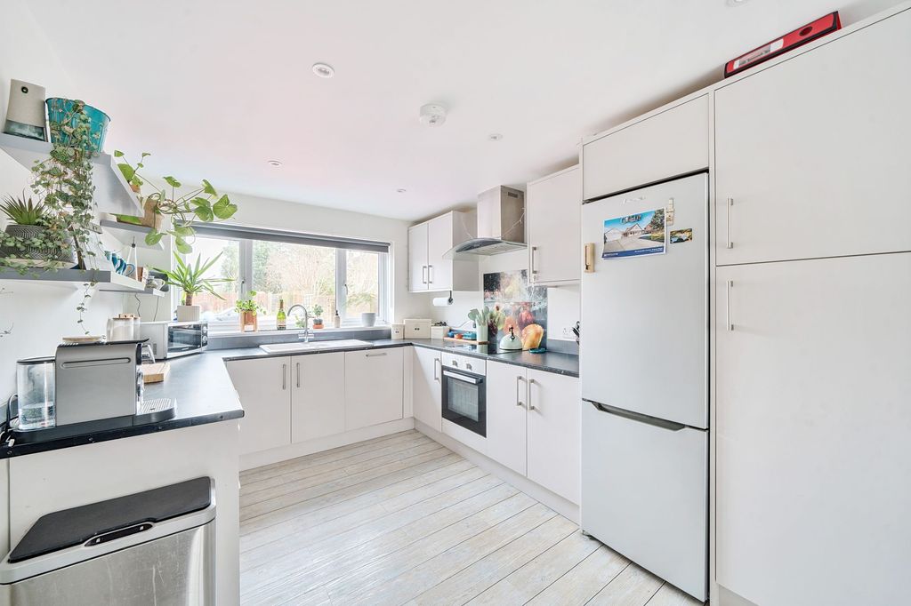 Property photo 3 of 11 Kitchen