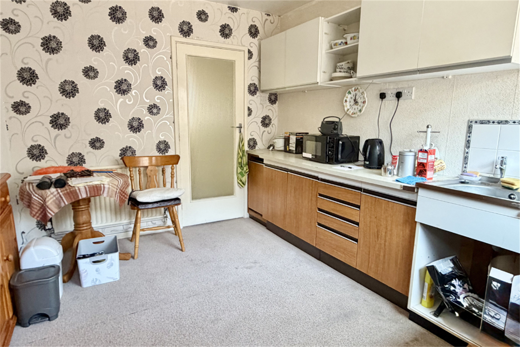 Property photo 3 of 19 Kitchen