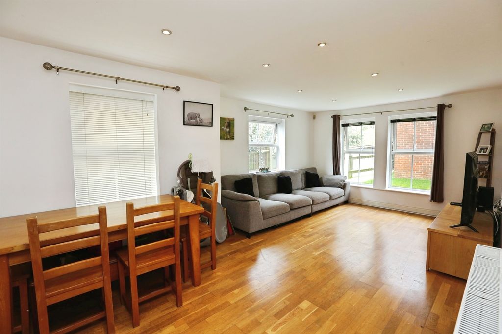 Additional image 4 of 2 bed flat for saleThe Avenue, Fareham PO14