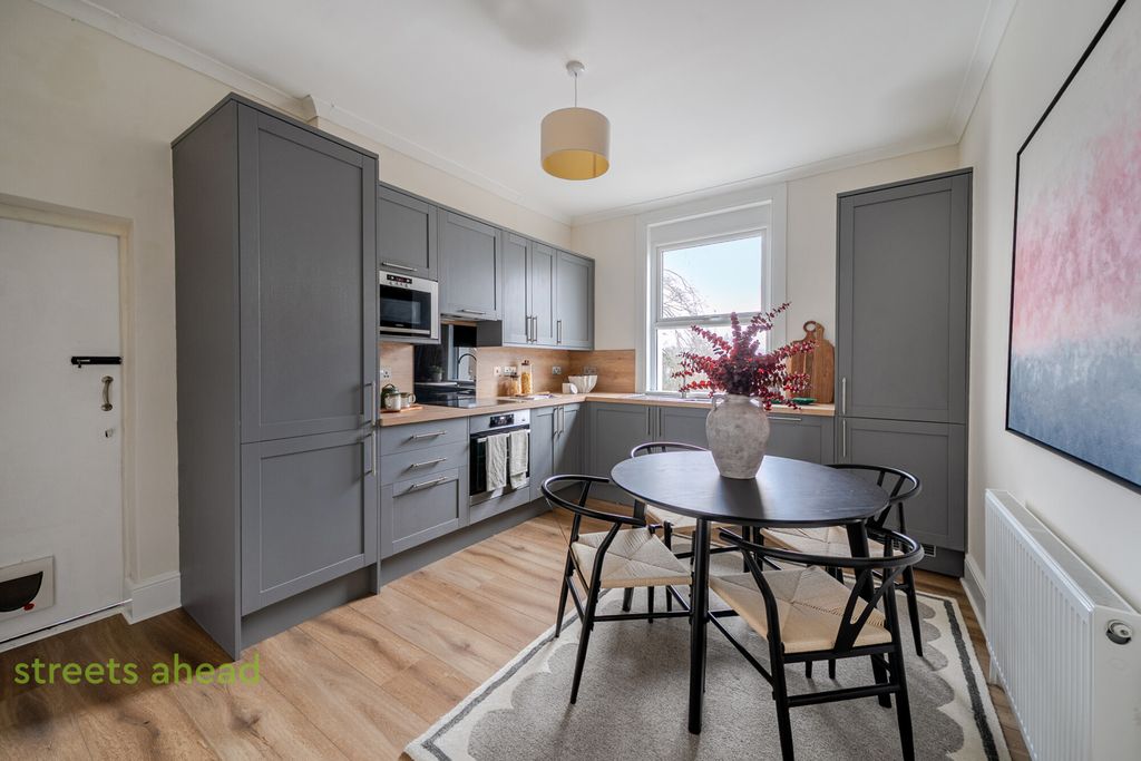 Property photo 3 of 16 229E5c7F-699E-43d...