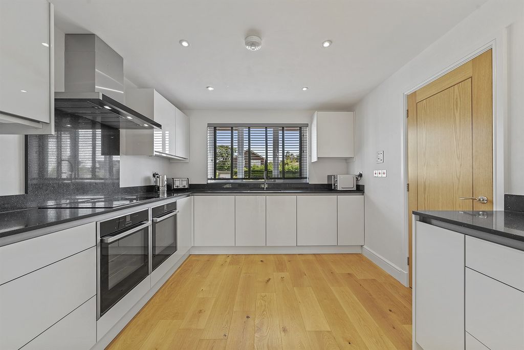 Property photo 3 of 18 Kitchen
