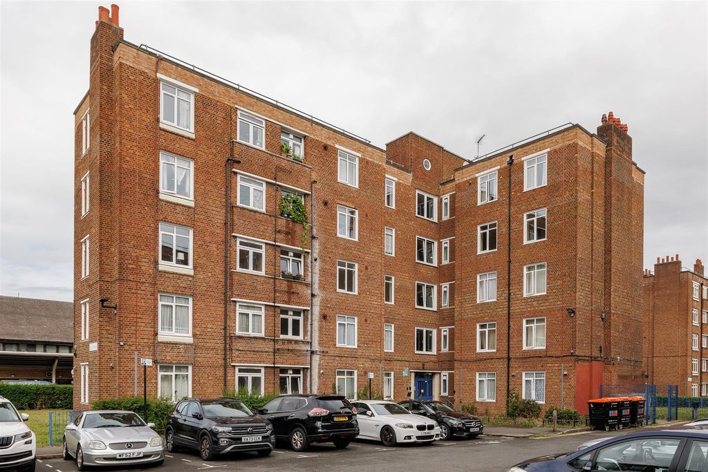 Property photo 2 of 18 Homerton High Street E9