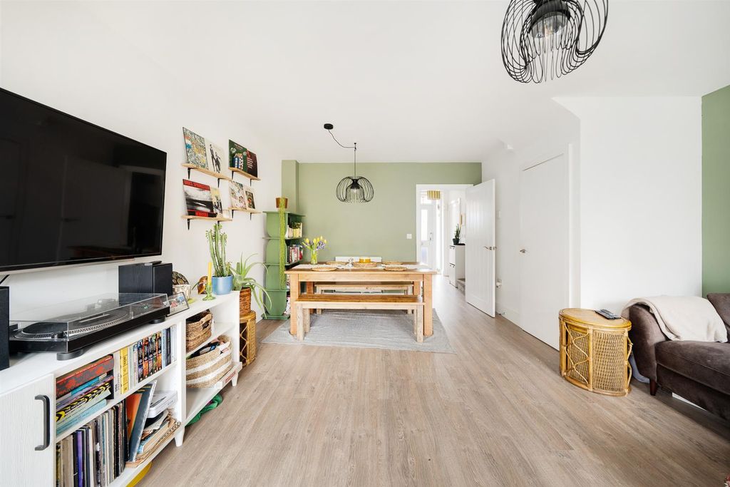 Property photo 3 of 13 Lounge/Diner