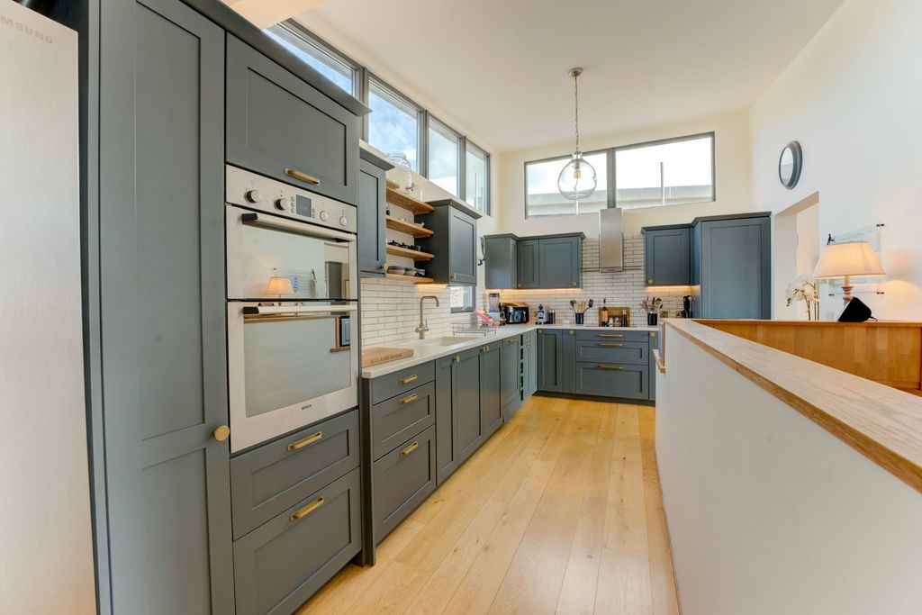 Property photo 3 of 32