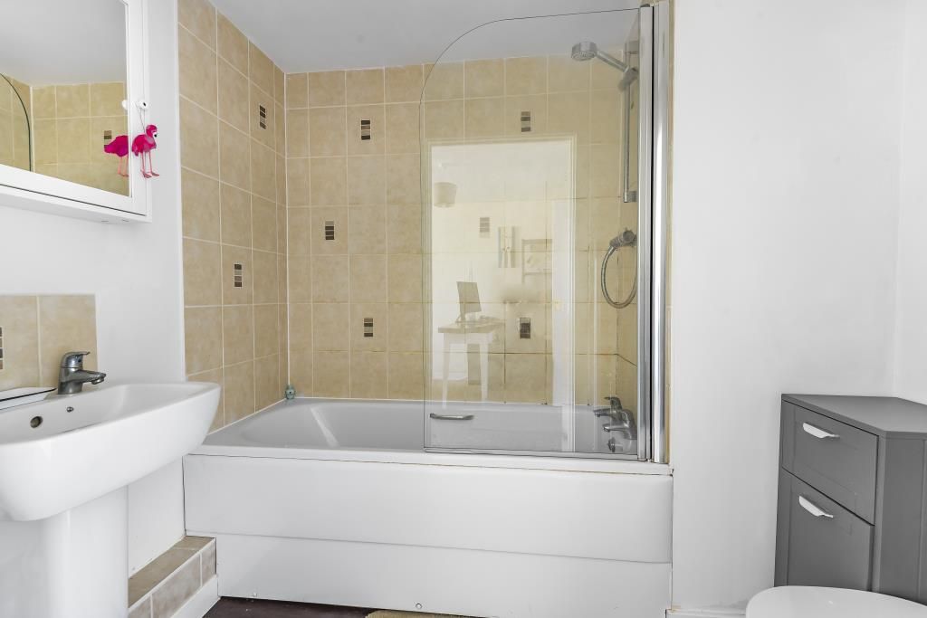 Property photo 2 of 11 Bathroom