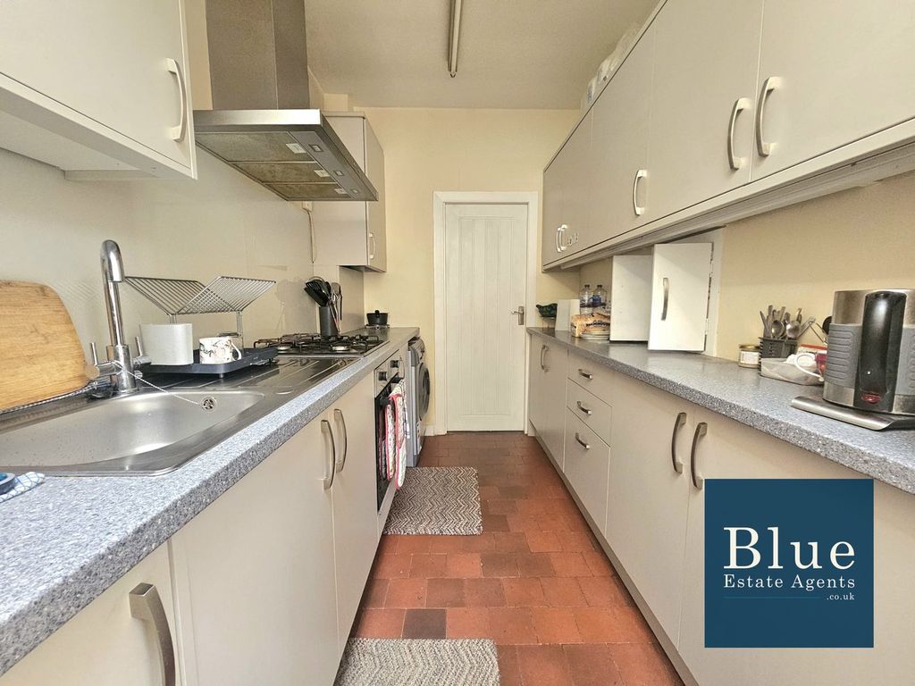 Property photo 3 of 11 Kitchen