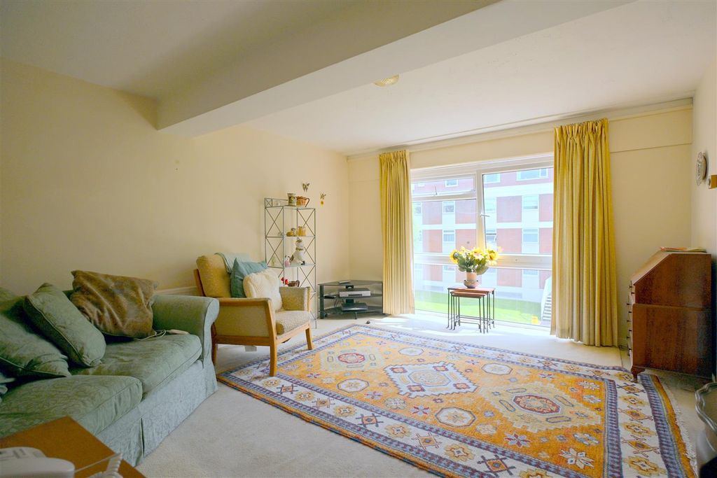 Property photo 3 of 9 Studio Room