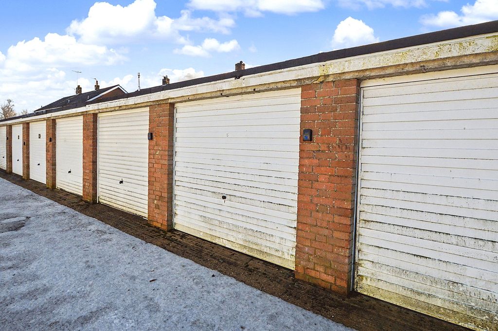 Property photo 1 of 2 Garage External