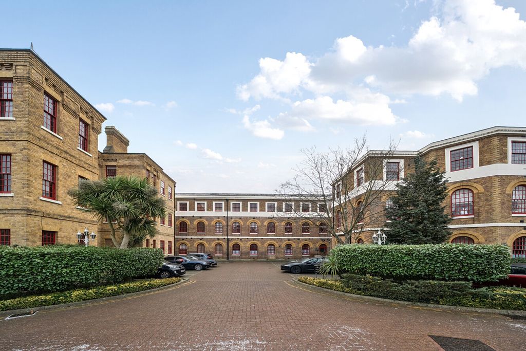 Property photo 2 of 15 1395511-1-695d02F...