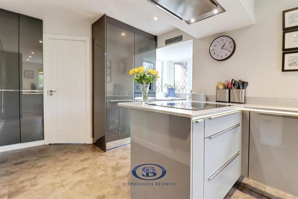 Property photo 3 of 34