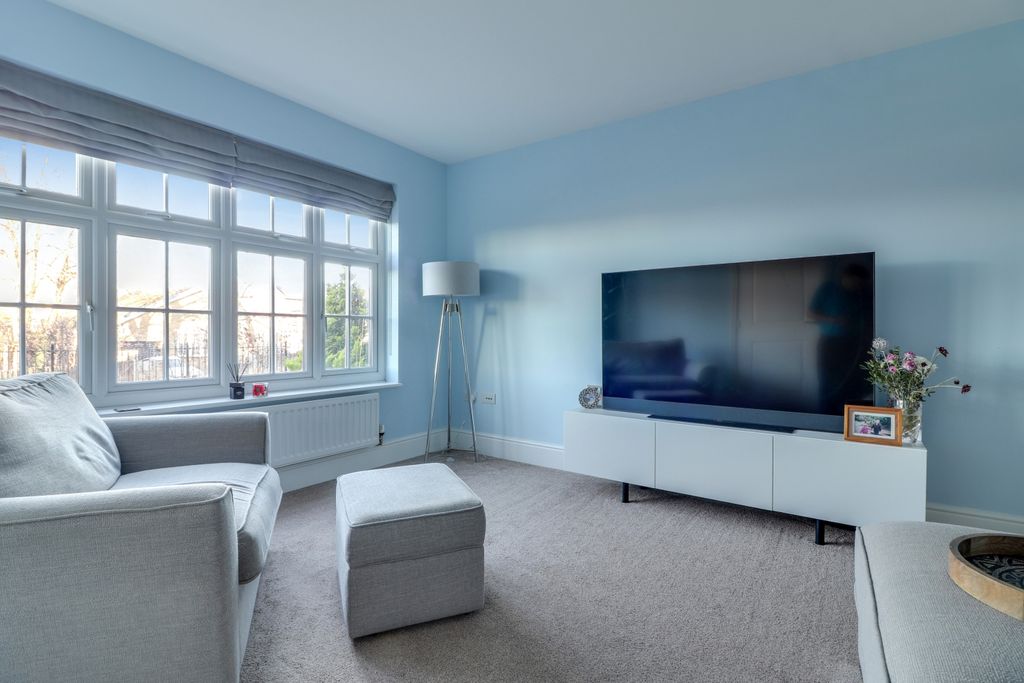 Property photo 3 of 25 Living Room