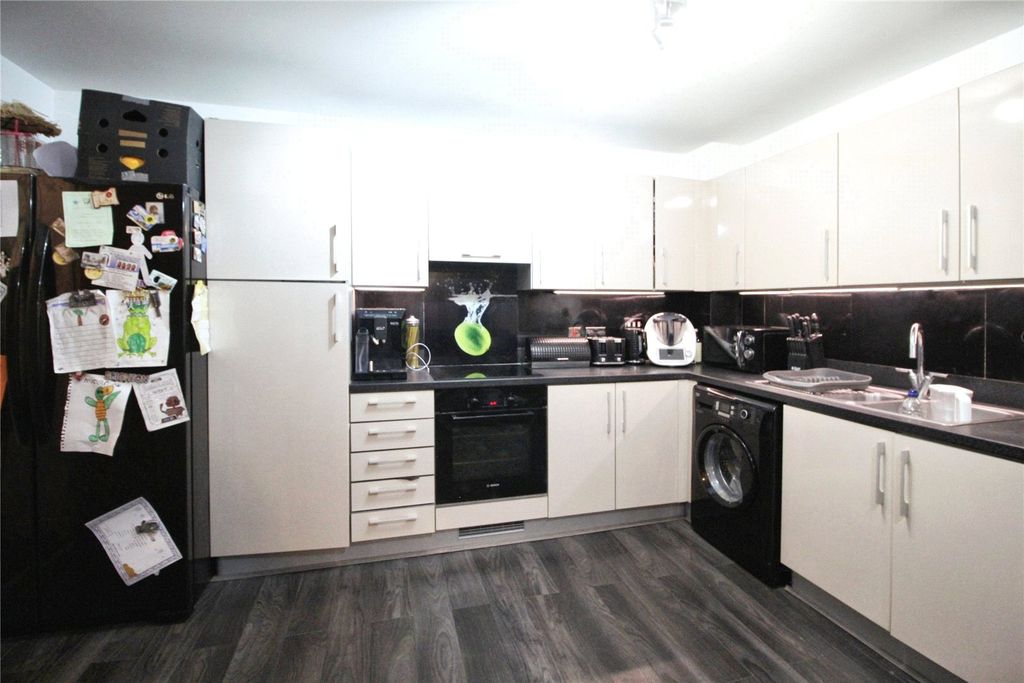 Property photo 3 of 10 Kitchen