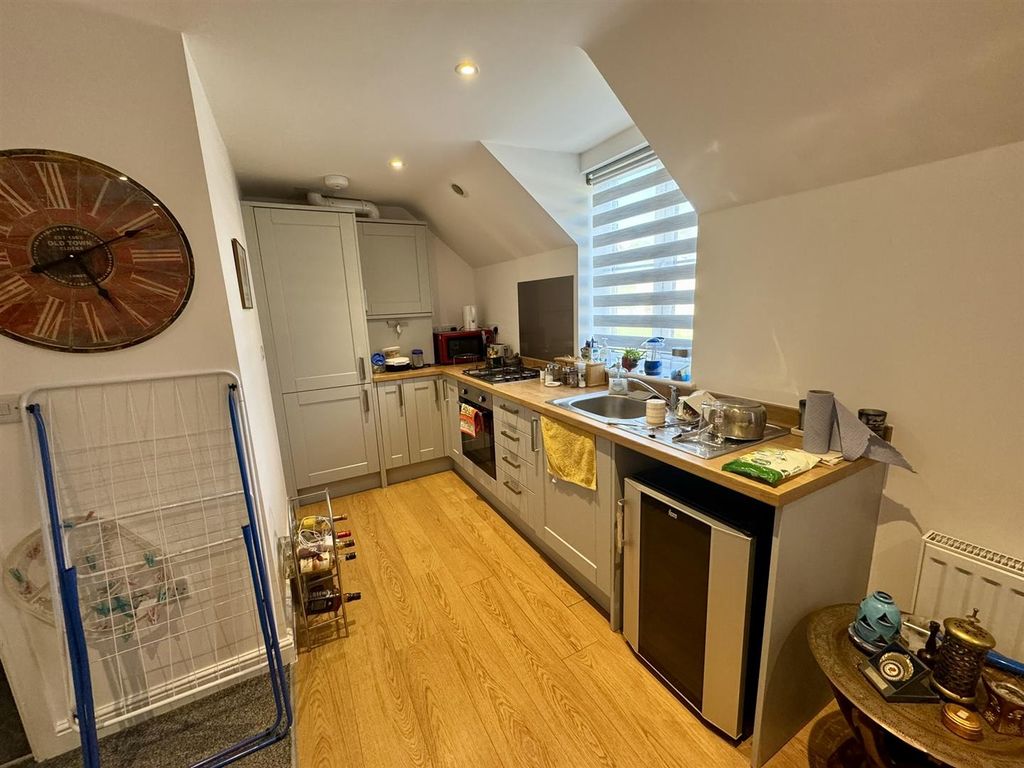 Property photo 2 of 10 Kitchen (1/3)