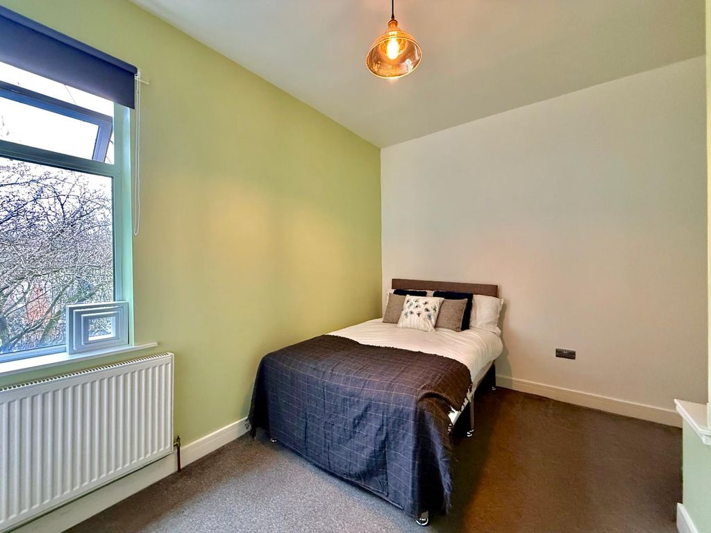 Property photo 3 of 16 Room 5