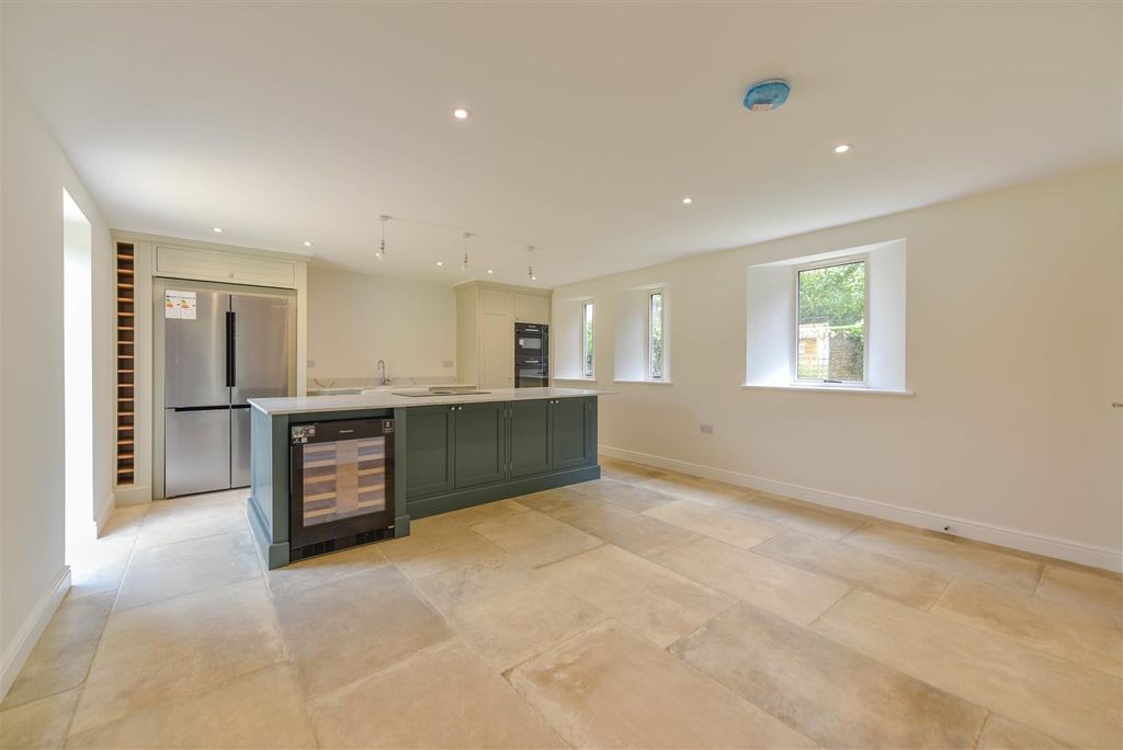 Property photo 2 of 33