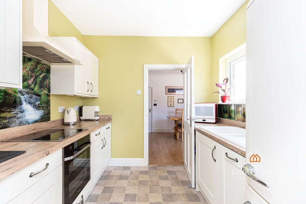 Property photo 3 of 28
