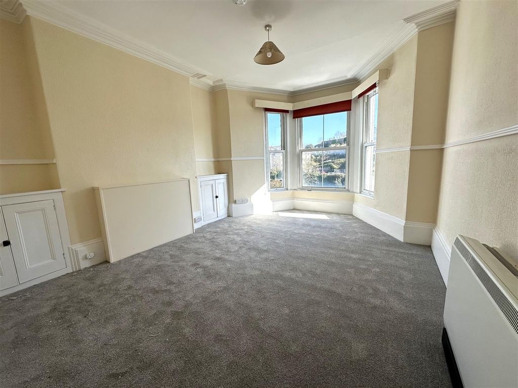 Property photo 3 of 11 Lounge.Jpeg