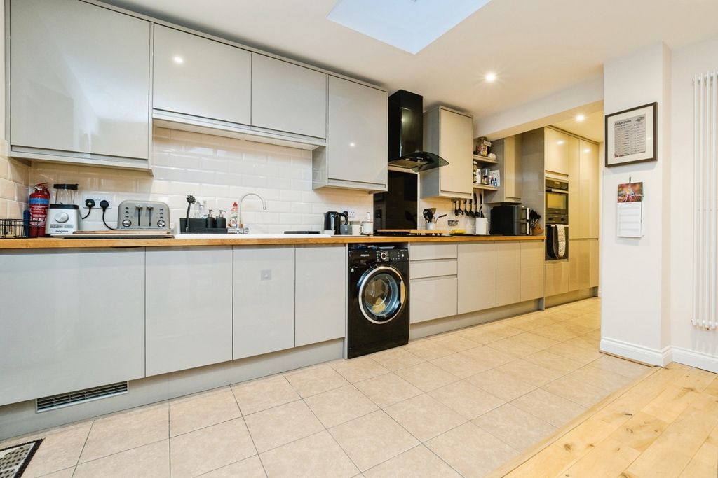 Property photo 3 of 17 Kitchen