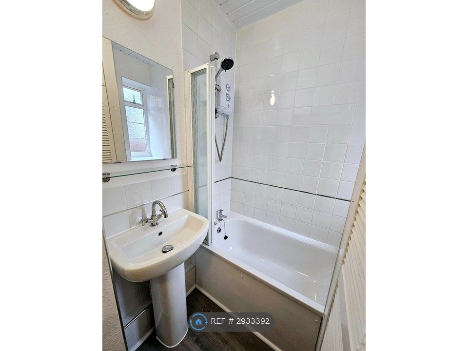 Property photo 3 of 10 Bathroom