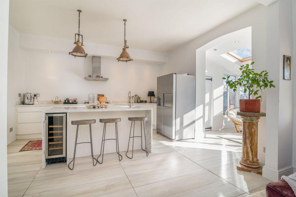 Property photo 2 of 25