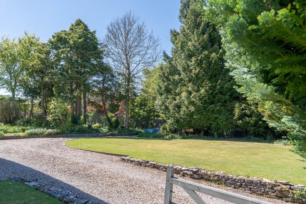 Property photo 2 of 41