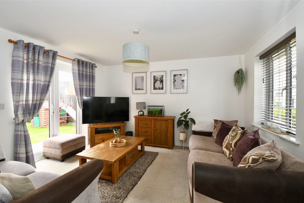 Property photo 3 of 13 Lounge