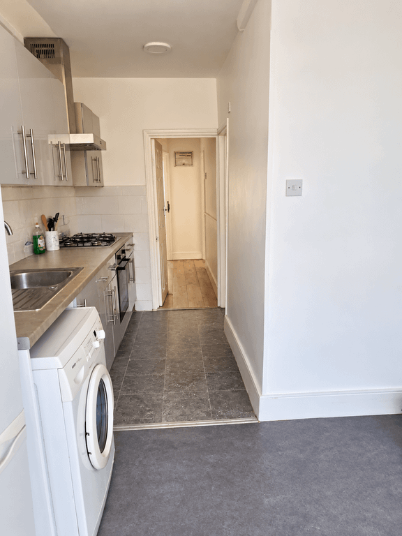Property photo 1 of 11 4 Bedroom- Mid Terraced - N17
