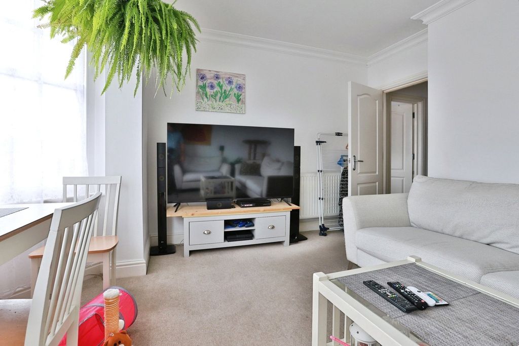 Property photo 3 of 11 Lounge