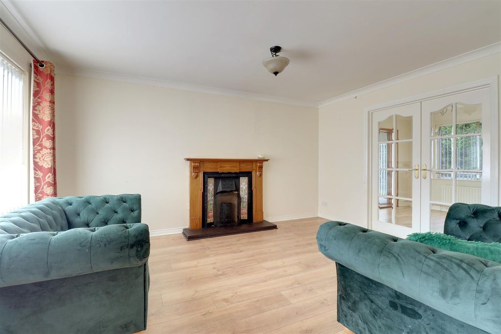 Property photo 2 of 16 Lounge