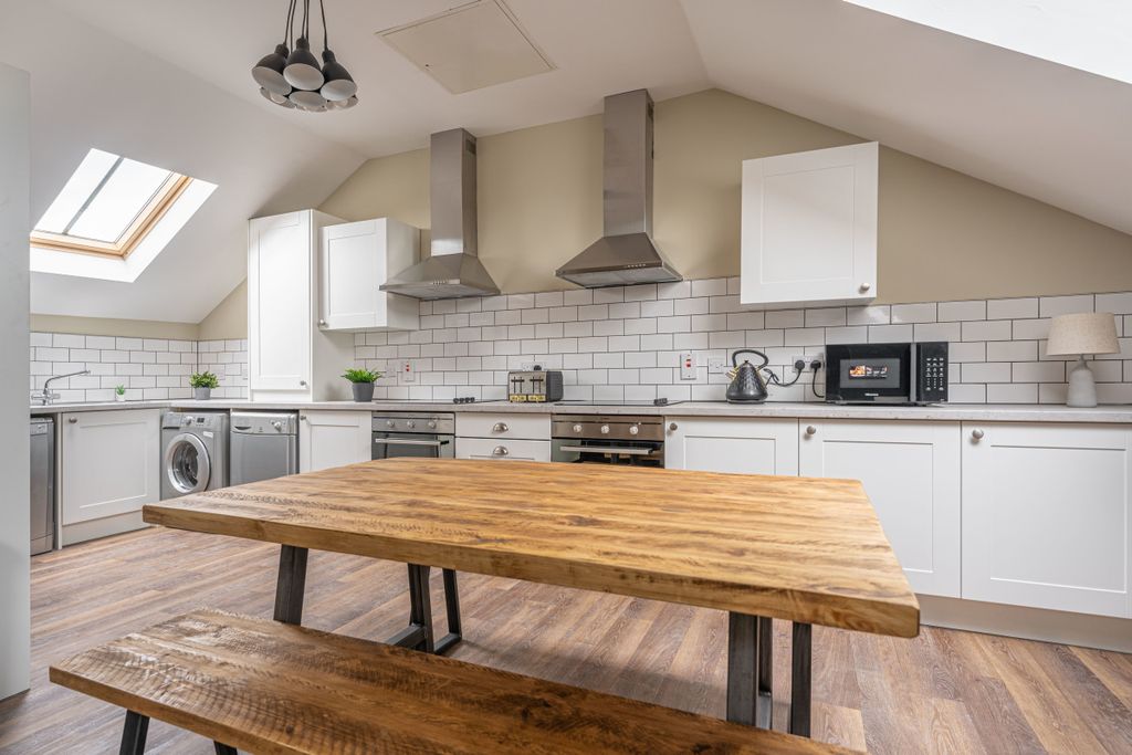 Property photo 3 of 30 The Hosiery Factory Flat L Kitchen 2