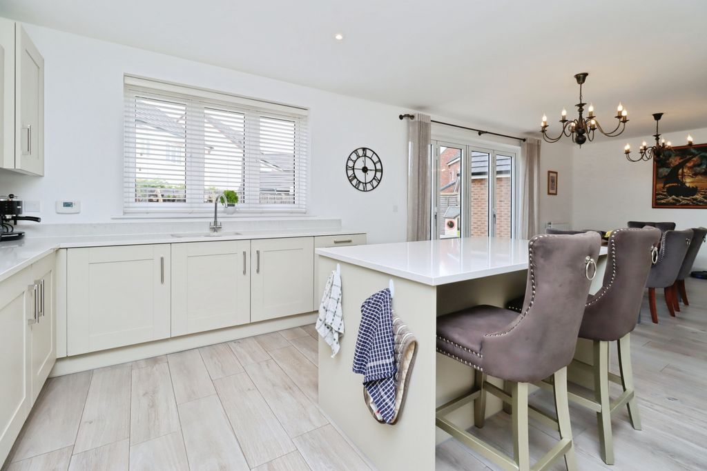 Property photo 3 of 15 Kitchen/Breakfast