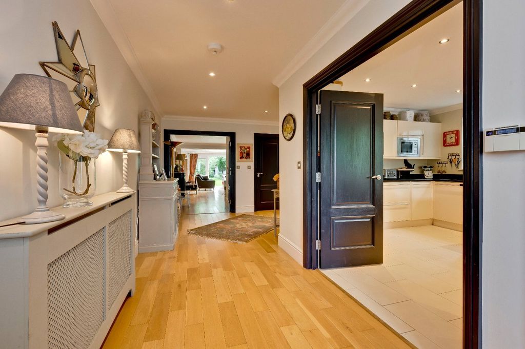 Property photo 2 of 14 Entrance Hall