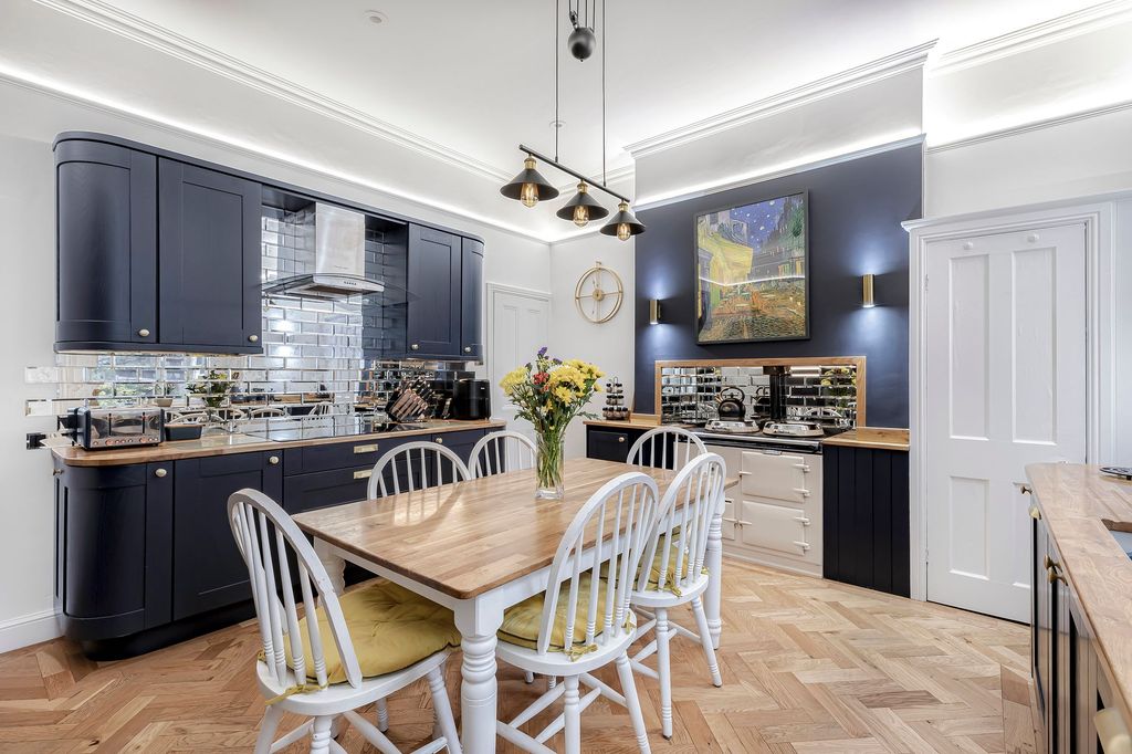 6 bed property for saleMoorside Road, Bradford BD2 photo 5