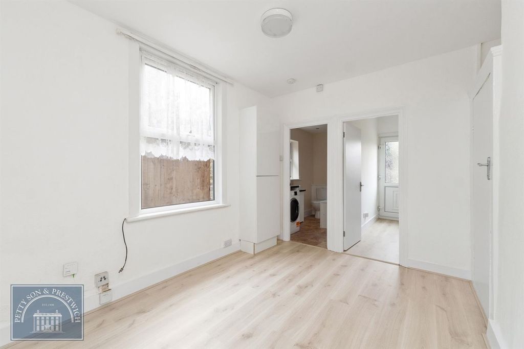 Property photo 2 of 15 Goldsmiths Road_001.Jpeg