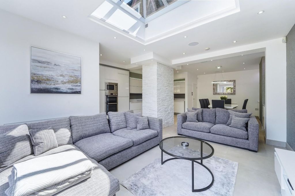 Property photo 2 of 17 Winkworth Road