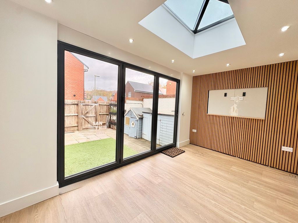 Property photo 3 of 6 Lounge Diner