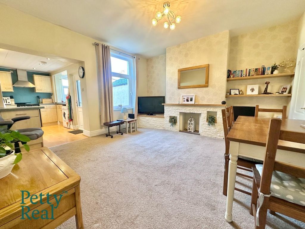 Property photo 3 of 12 Cb005A44-66Ad-489E-973B-B9Ebba4F0265.Jpeg