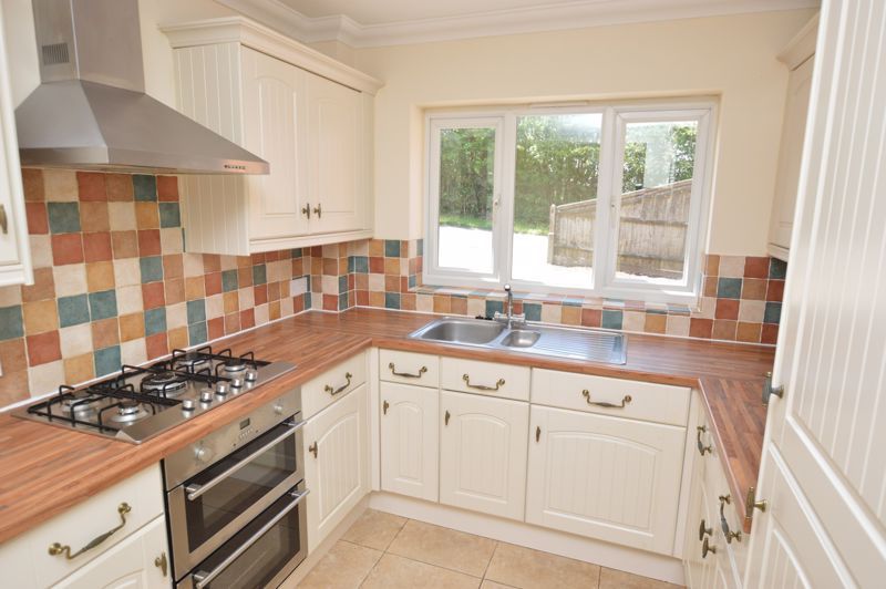 Property photo 3 of 11 Fitted Kitchen