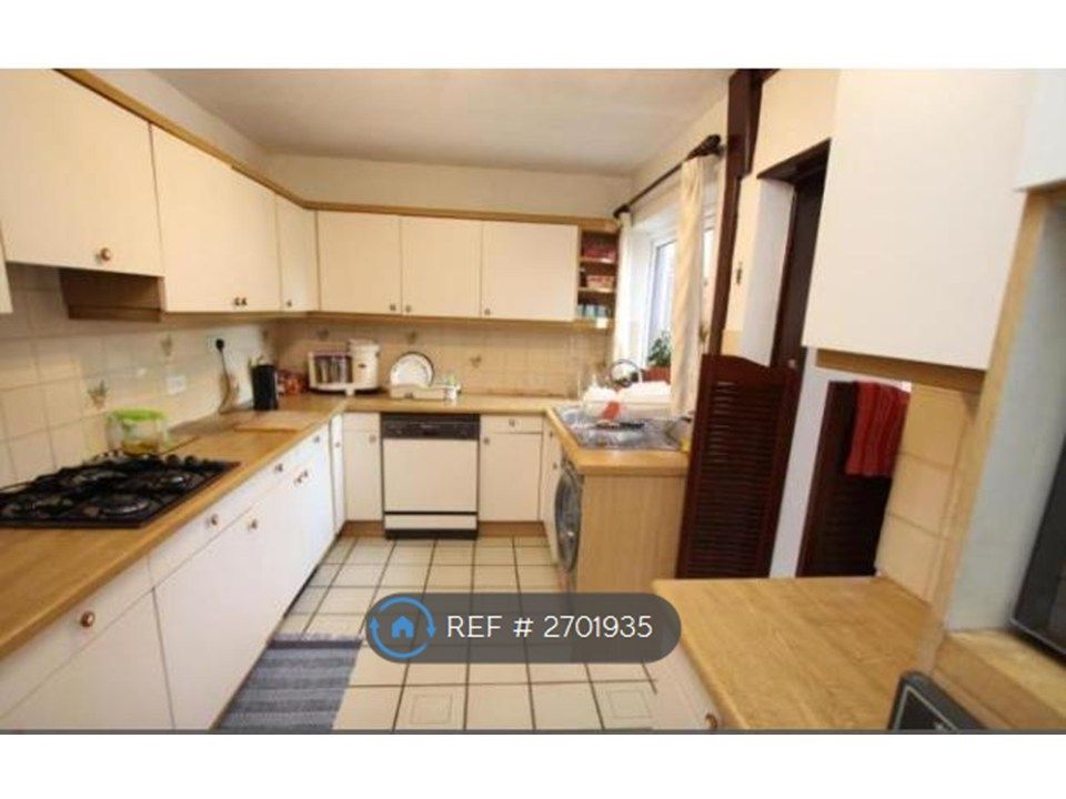 Property photo 3 of 8 Kitchen